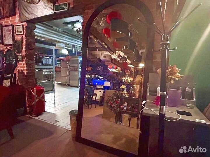 Большое зеркало в раме из массива