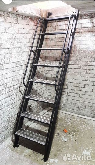 Лестница в погреб, подвал