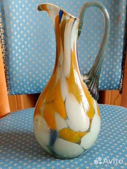 Кувшин из разноцветного стекла