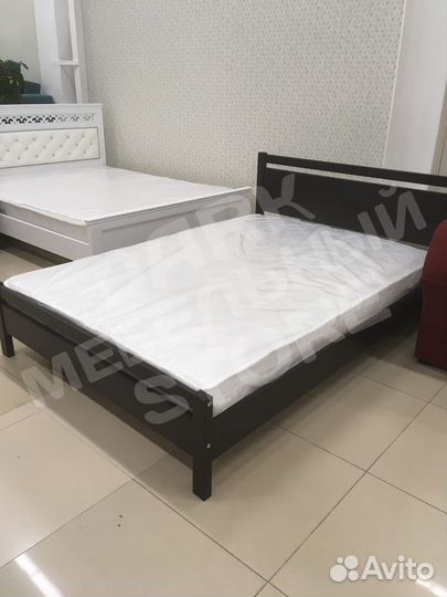 Кровать массив