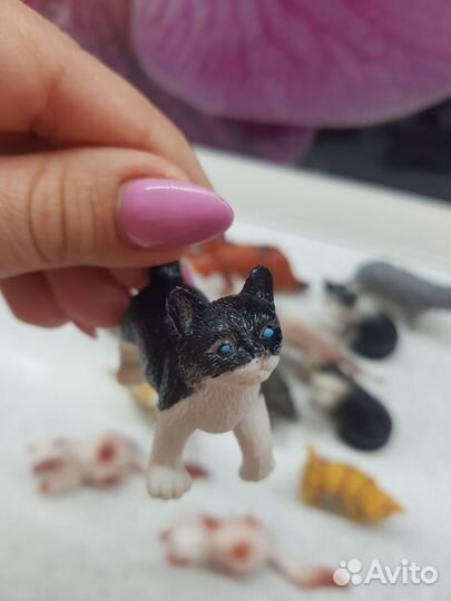 Коллекция фигурок кошек