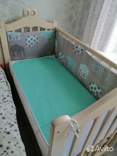 Детская кроватка с маятником и ящиком