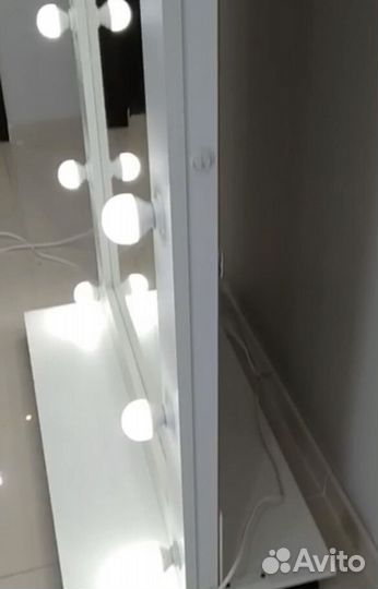 Гримерное зеркало с лампочками напольное