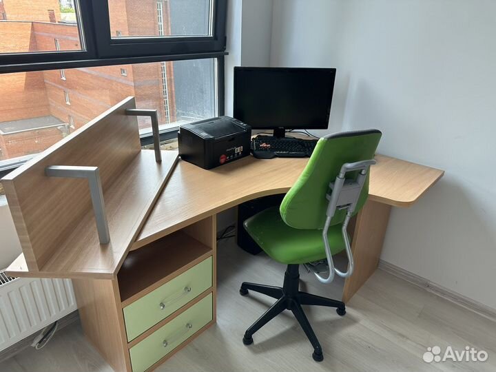 Угловой письменный стол с полкой и креслом