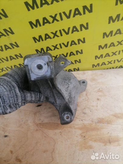 Кронштейн двигателя правый Audi A6 C6 BRE 2007