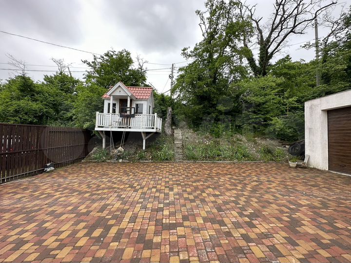 Дом 198 м² на участке 5,5 сот.