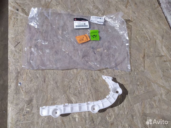 Кронштейн переднего бампера Mitsubishi Outlander