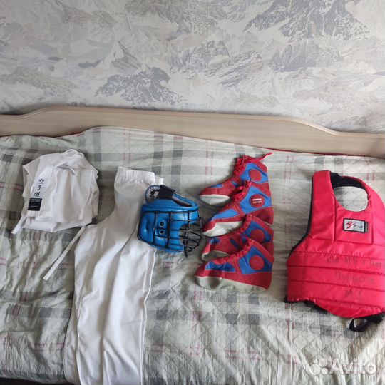 Жилет, каска, борцовки, кимоно