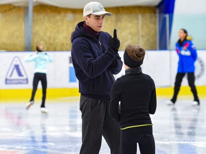 тренер и фигурист в зоне ожидания результатов