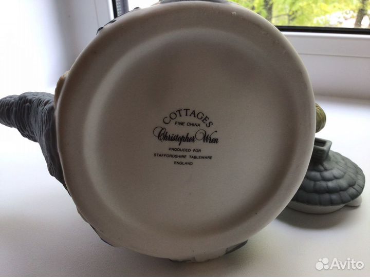 Чайник и сахарница