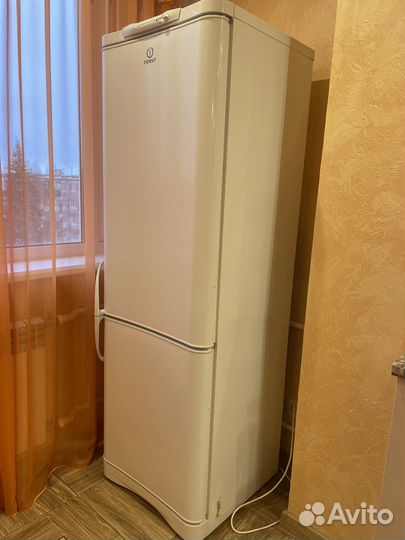 Холодильник indesit