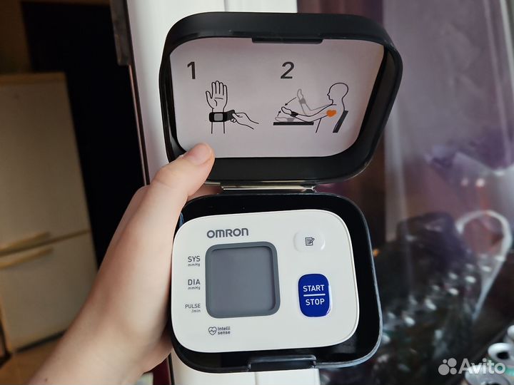 Тонометр на запястье omron