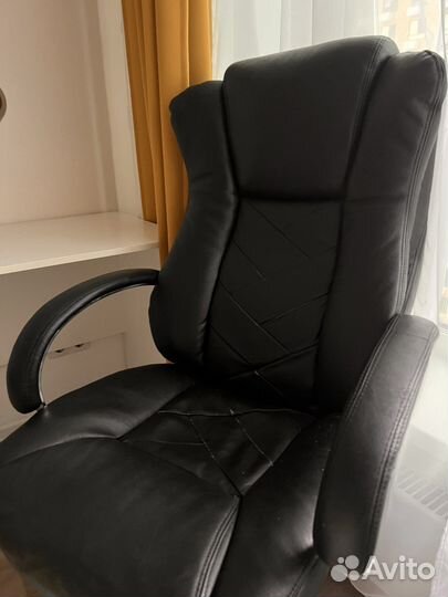 Офисное кожаное кресло бу