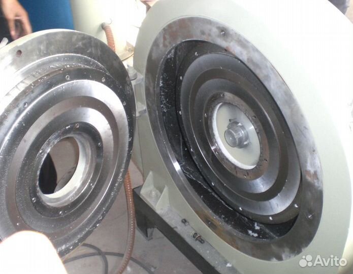 Мельница дисковая для измельчения пластика