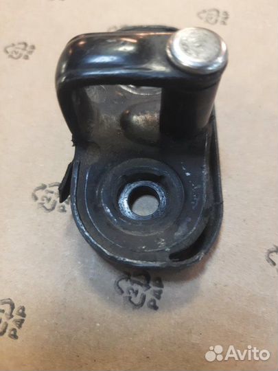 Ответная часть замка багажника Volkswagen Tiguan 1