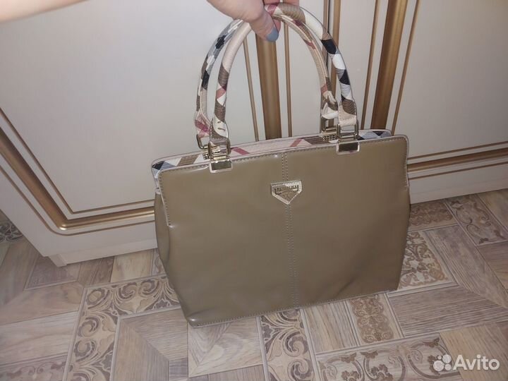 Сумка лакированная бежевая