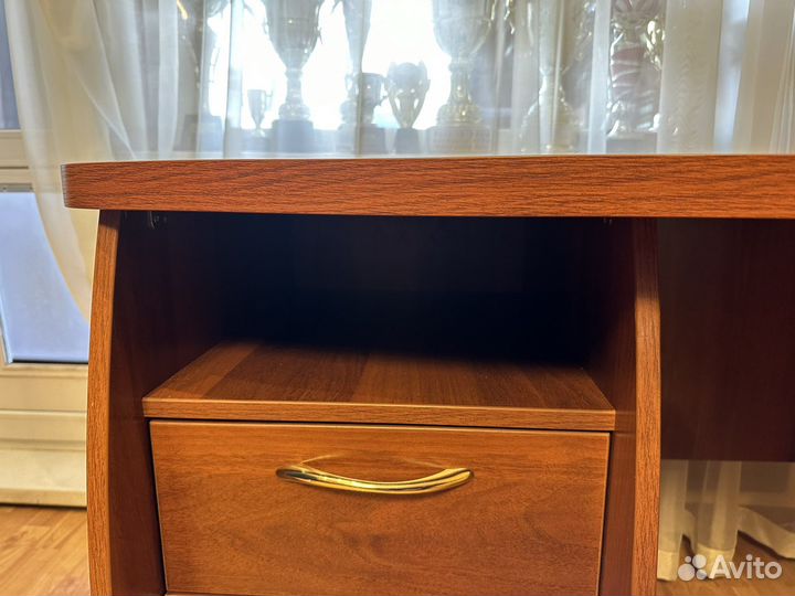 Угловой письменный стол