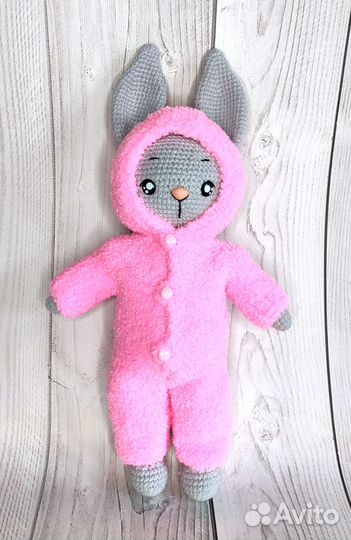 Вязаный заяц в комбинезоне