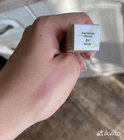 Clinique 01 Barely Помада Нюд