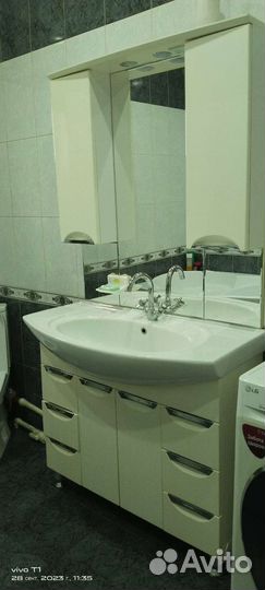 Раковина с тумбой и зеркалом