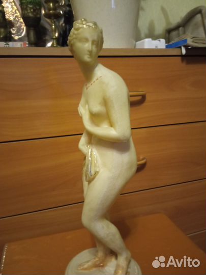 Скульптура девушки