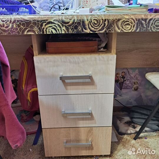 Письменный стол для школьника на двоих