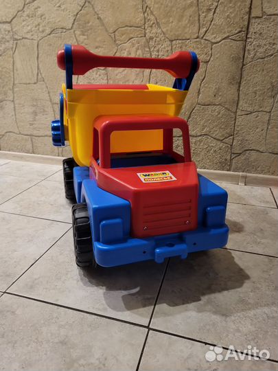 Огромный самосвал для детей