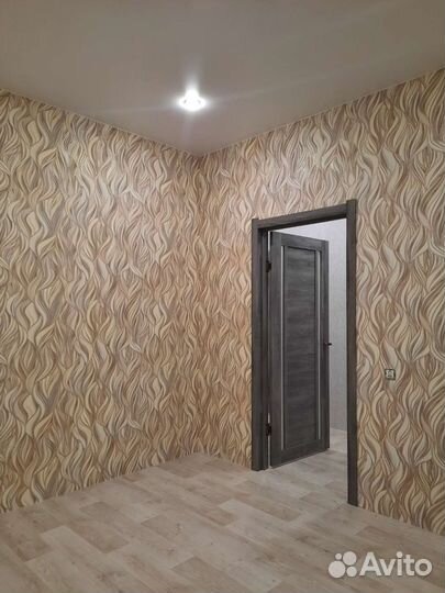 Поклейка обоев, шпаклевка, отделка