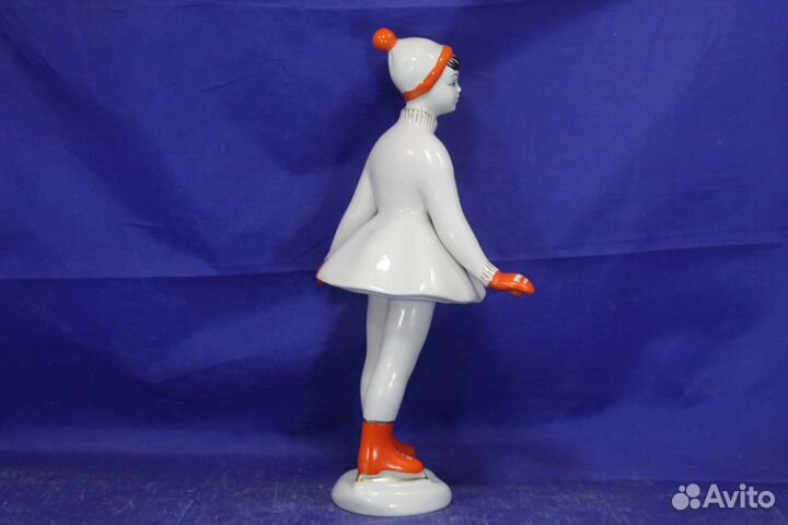 Статуэтка Фигуристка на катке коньках фарфоровая