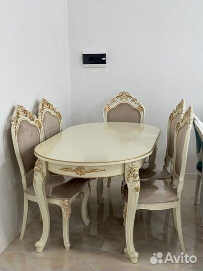 Стол и стулья