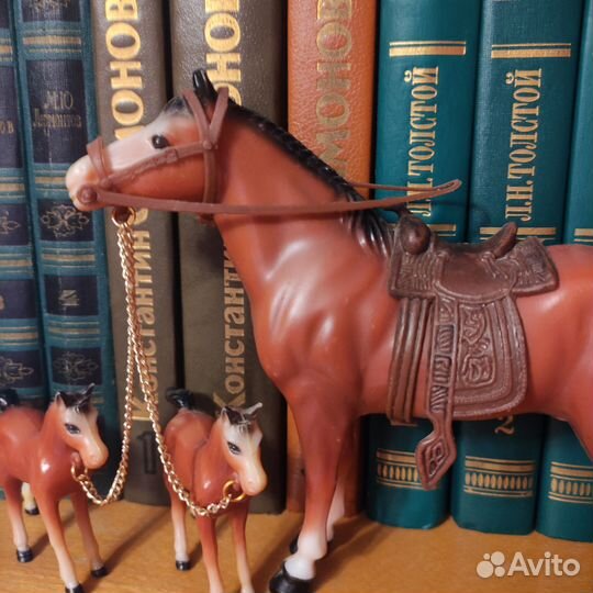 Лошадь с жеребятами игрушка