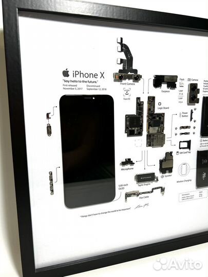 iPhone X Space Gray в рамке инсталляция