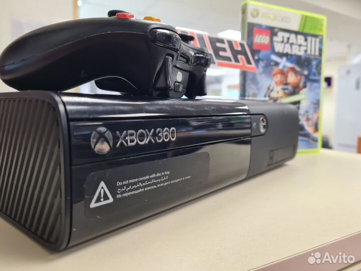 Игровая приставка Xbox 360 E (центр)