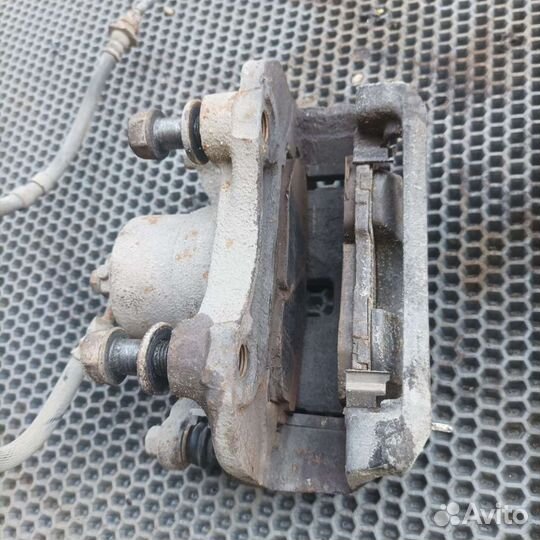 Суппорт передний левый Nissan Maxima A33