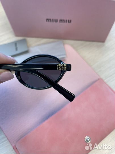 Солнцезащитные очки Miu Miu Regard