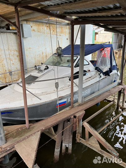 Катер и стояночное место поселке Новозавидовский