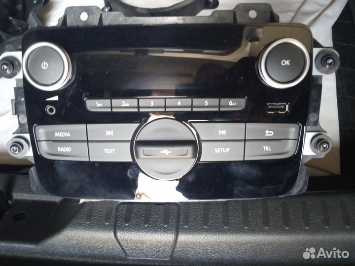 Продам автомагнитолу штатную на рено каптюр