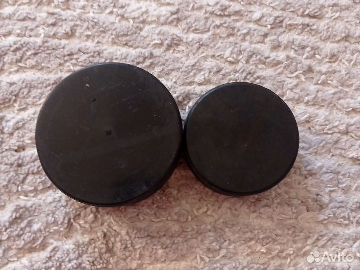 Шайба хоккейная стандартная и маленькая