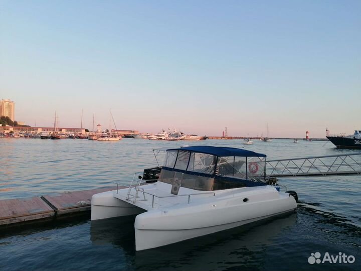 Яхта моторная катамаран