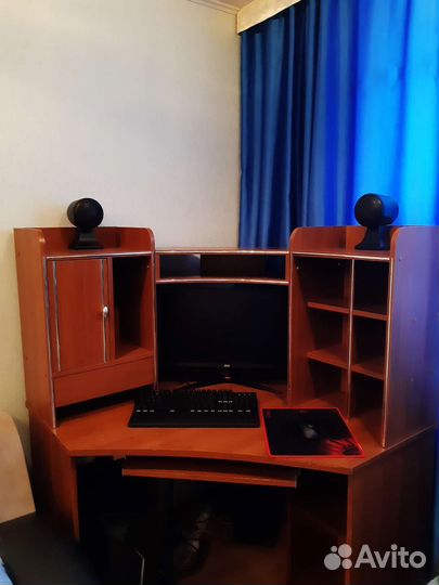 Угловой компьютерный стол