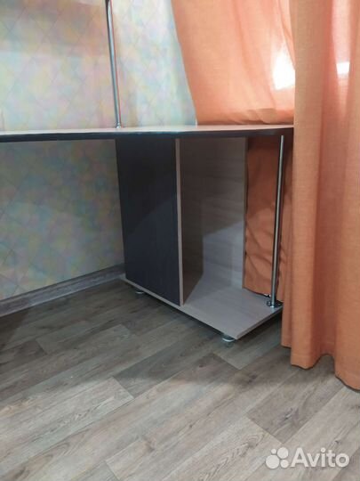 Компьютерный стол с полками и ящиками