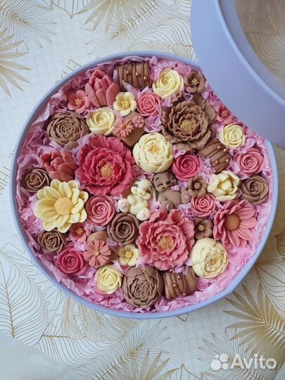 Коробочка с шоколадными цветами