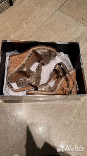 Босоножки на танкетке Sergio Morisson