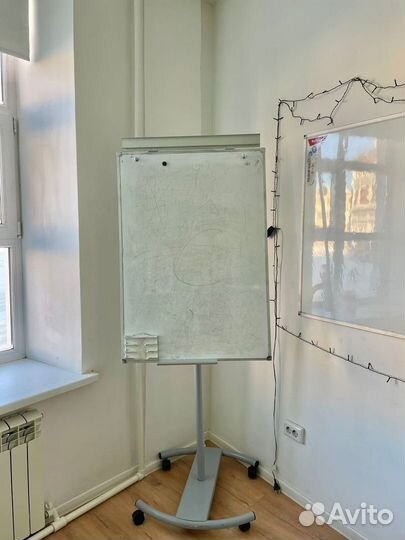 Доска-флипчарт магнитно-маркерная на колесиках