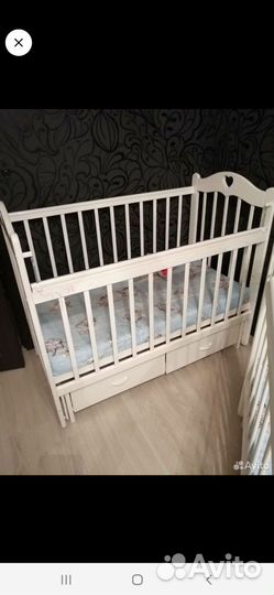 Детская кроватка с маятником и ящиком
