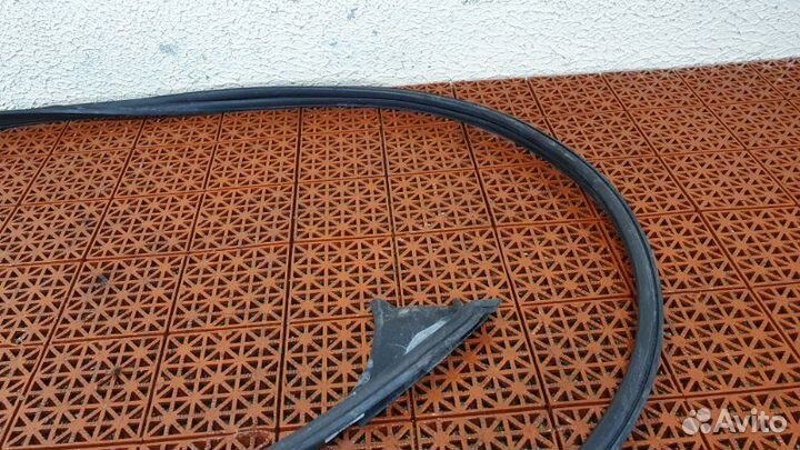 Уплотнитель стекла двери правый Mercedes-Benz