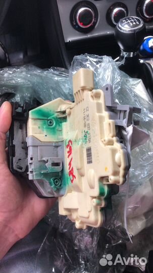 Замок передней левой двери на volkswagen