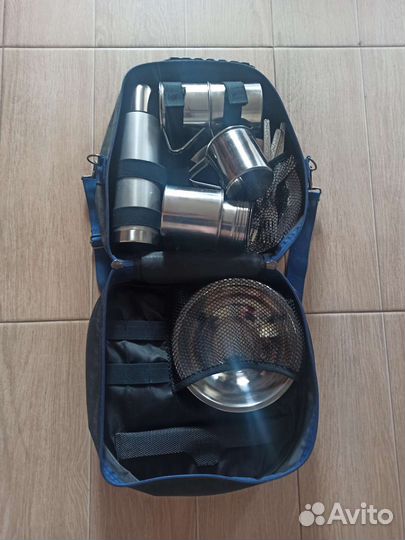 Набор металлической посуды для пикника, похода