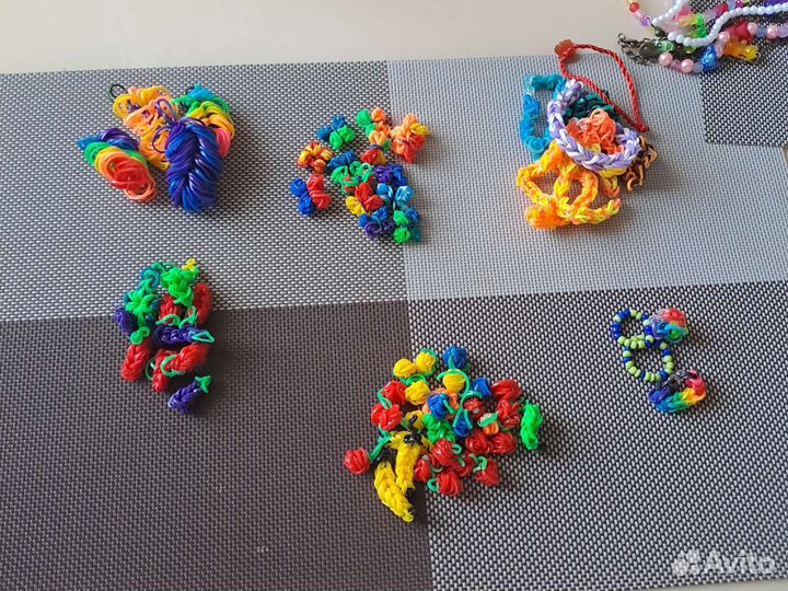 Браслеты,бусы,фигурки из резинок