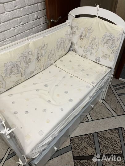 Детская кроватка с маятником